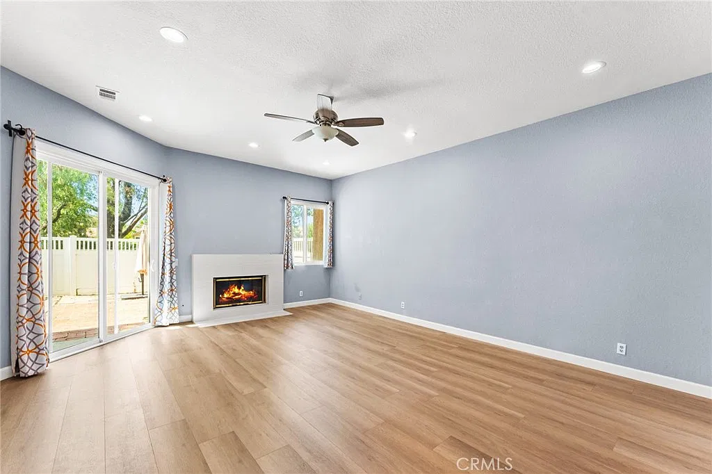 2 bed, 2.5 bath, 1270 sqft, $3,300 — Photo 4
