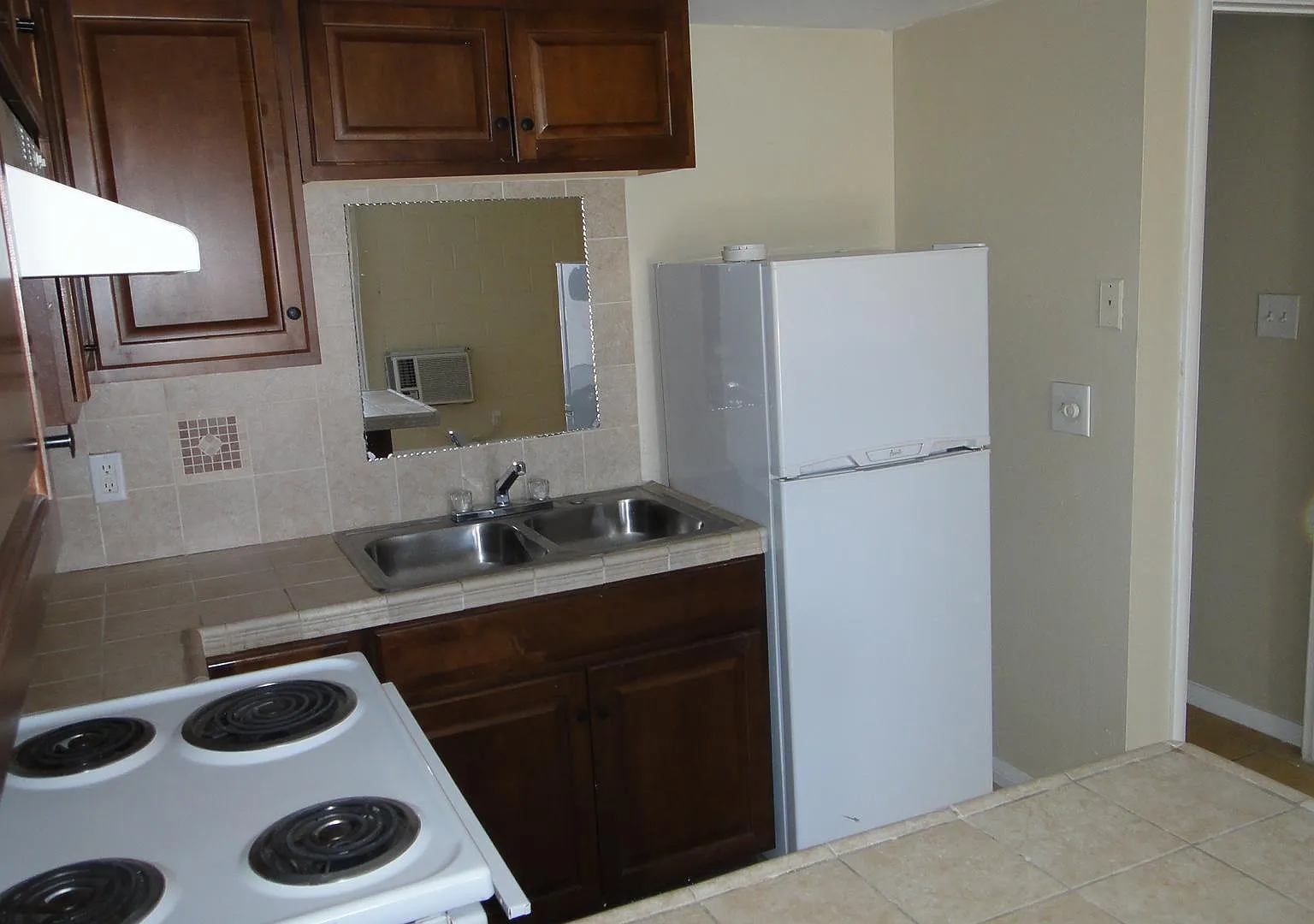 691 E Naples Dr — Photo 2