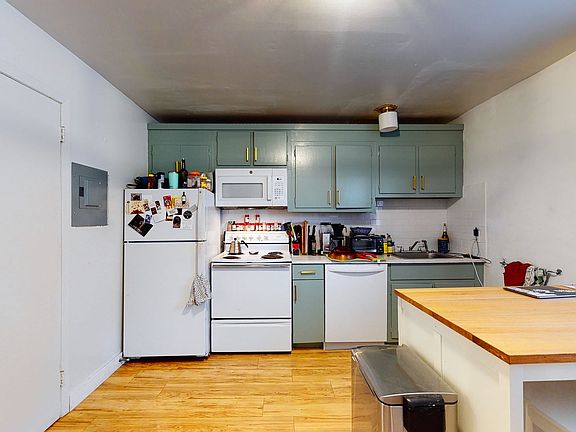 4th image of 146 Cottage St #2B