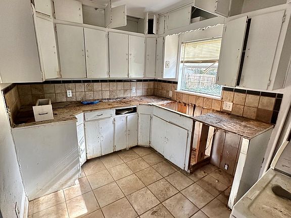 5th image of 3411 Moore Dr