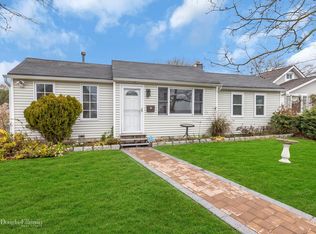 7 Grandview Dr, Blue Point, NY 11715