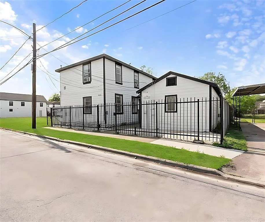 3126 Webster St — Photo 2