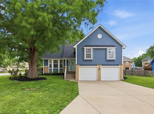 1906 Choctaw Dr, Greenwood, MO 64034