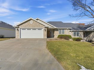 322 Simmer Dr, Wamego, KS 66547