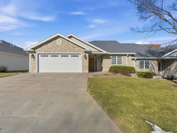 322 Simmer Dr, Wamego, KS 66547