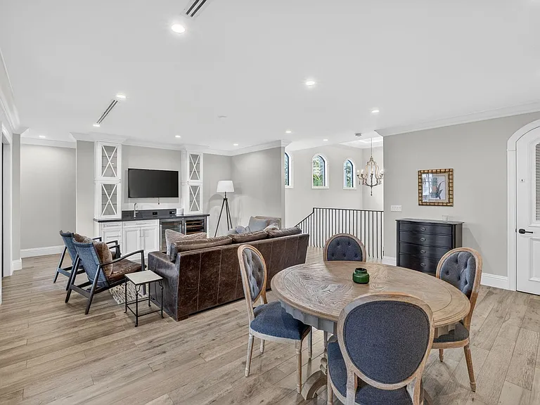 2425 Delmar Pl — Photo 32