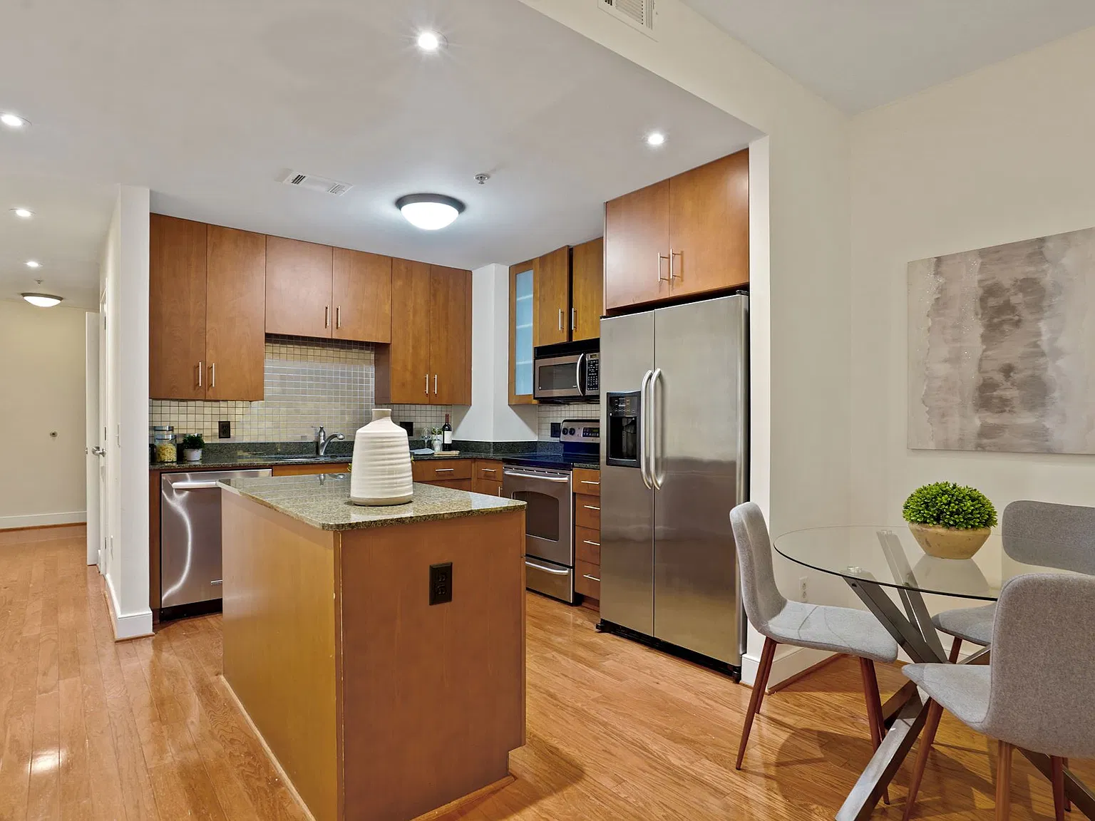 2 bed, 1.5 bath, 905 sqft, $3,200 — Photo 3