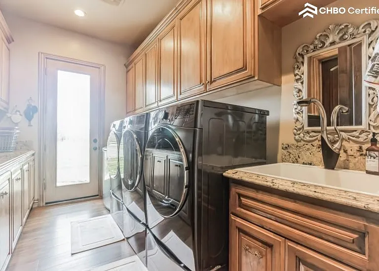 Laundry room, 2 washer and dryers