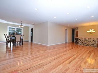 35 Independence Dr, New Hyde Park, NY 11040