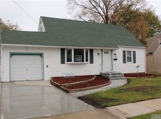 17 Cornwall Ln, Hicksville, NY 11801