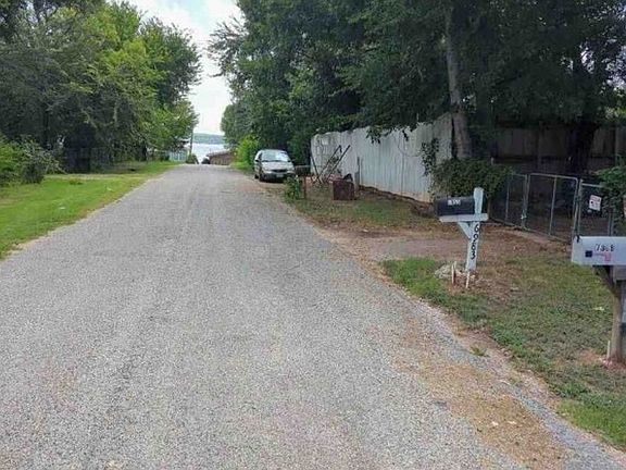 Exterior Neighborhood (street photo)