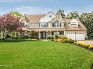 218 Blue Point Rd, Oakdale, NY 11769