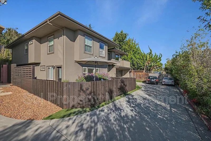 3 bed, 2.0 bath, 1800 sqft, $4,800 — Photo 2