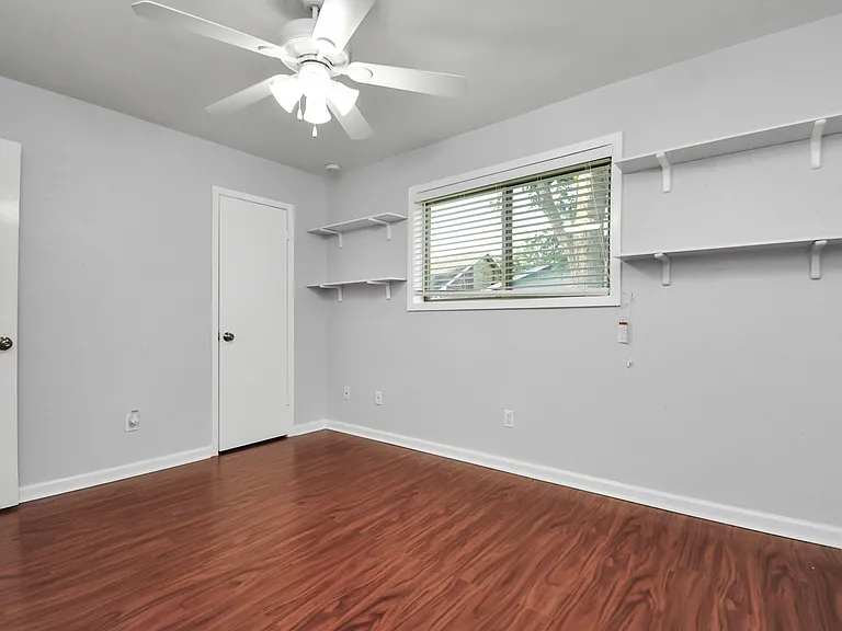 Secondary bedroom.