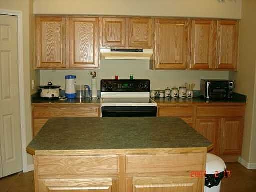 5th image of 630 N Summit Ave