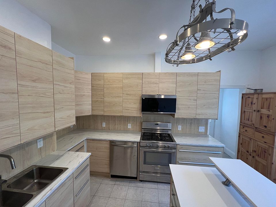 1st image of 285 Pacific Ave