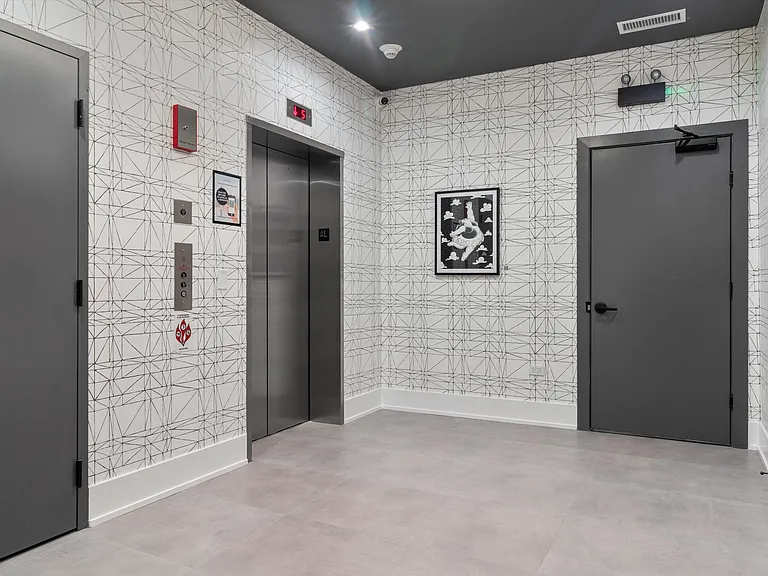 4513 N Clark St #411 — Photo 8