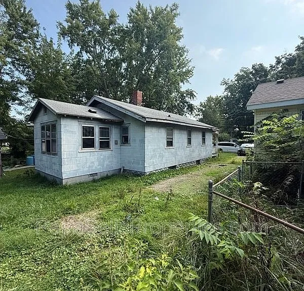 2067 N Maple Ave — Photo 2