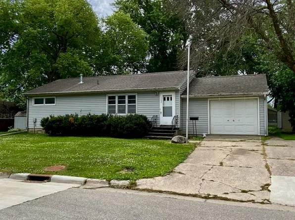 1105 8th Avenue Ct S, Clear Lake, IA 50428