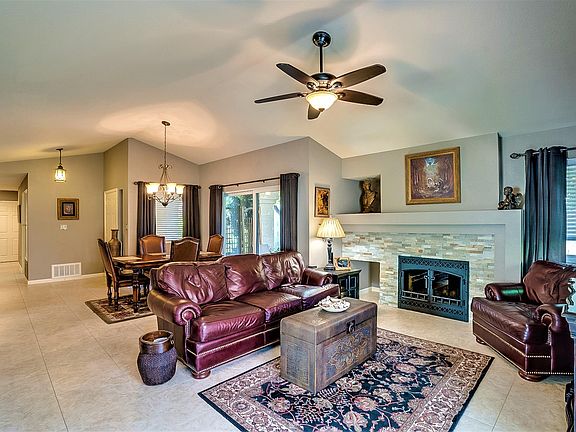 4th image of 945 N Pasadena St #40