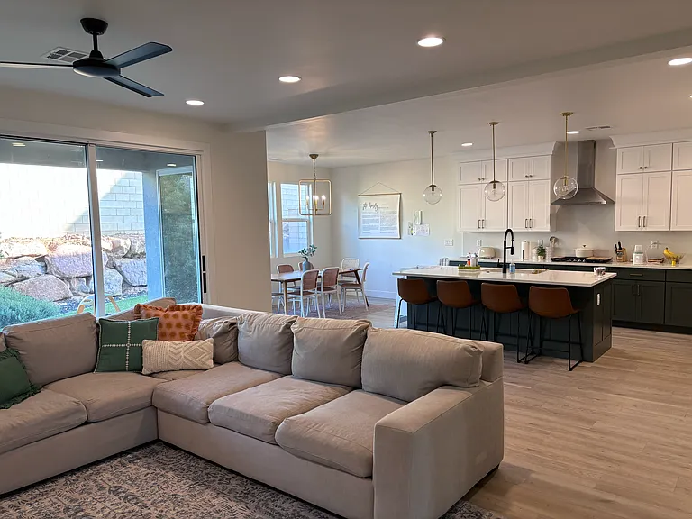897 W Firelight Dr — Photo 3