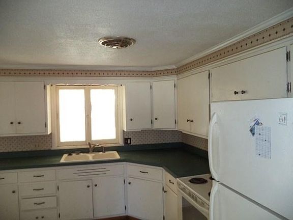 4th image of 1424 Sharon St
