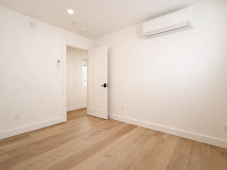 1803 Oxford St — Photo 64