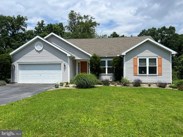 1773 Falcon Ln, Chambersburg, PA 17201