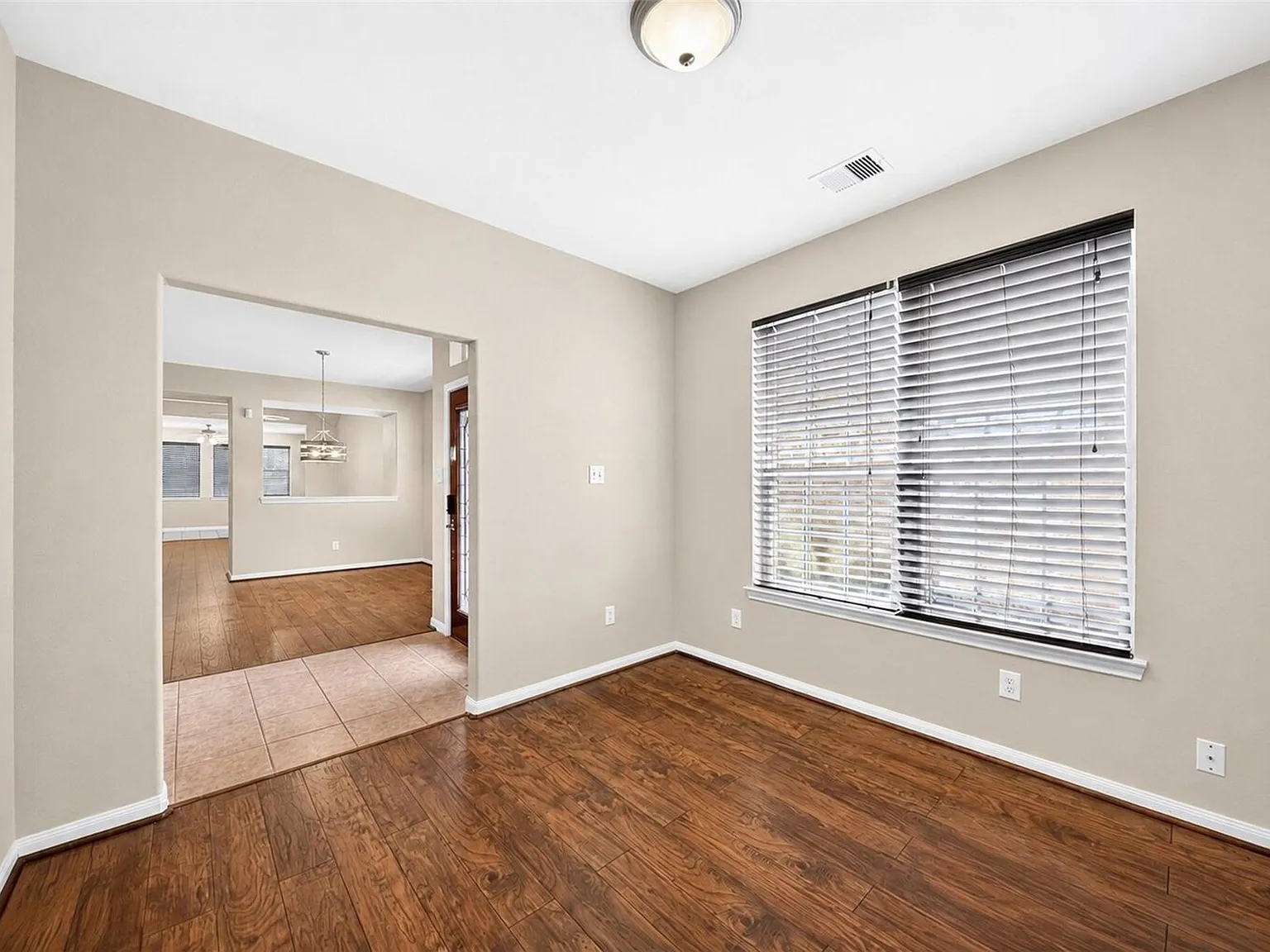 3 bed, 3.0 bath, 2546 sqft, $2,300 — Photo 4
