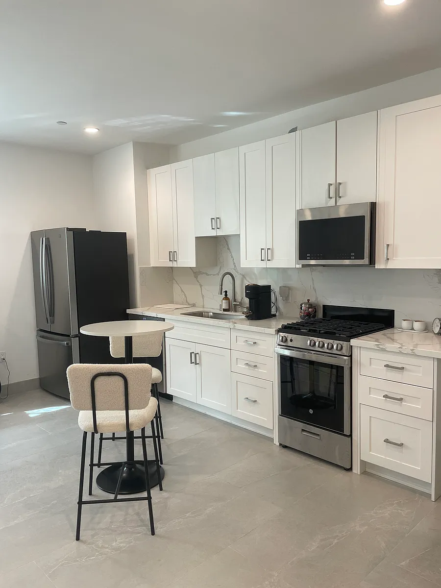 Building Photo - 834 S Shenandoah St #102