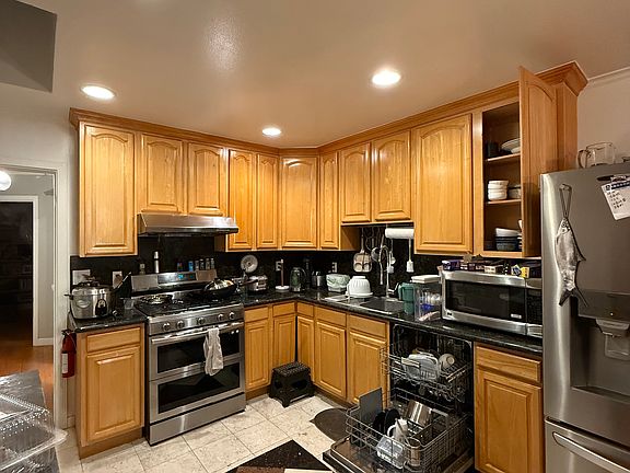 3rd image of 2041 Revere Ave