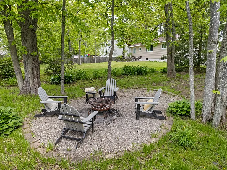 Laurene Dr — Photo 43