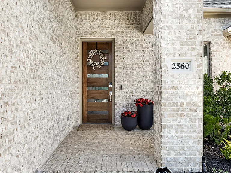 2560 Horsetail Rd — Photo 3