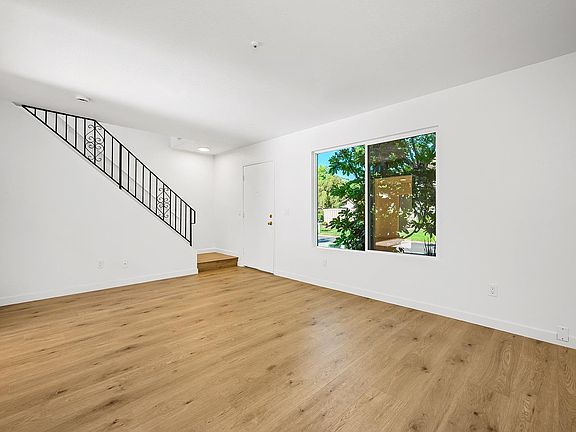 3rd image of 319 Algiers Court
