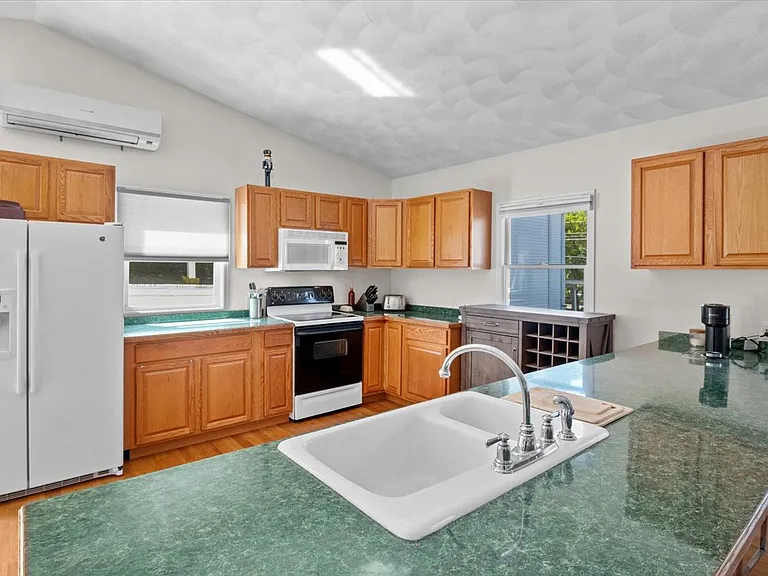 146 Dana Ave #R — Photo 11