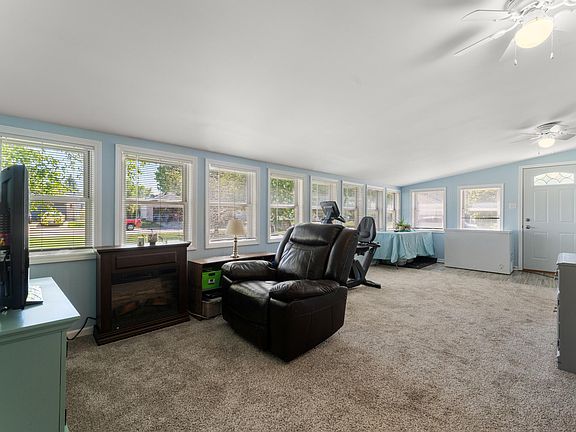 5th image of 326 Brown Ct