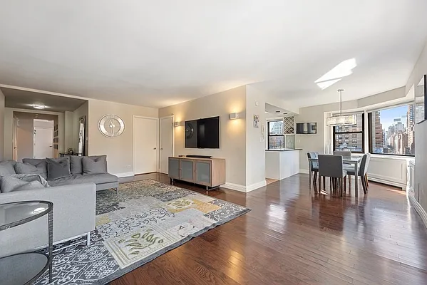 Sold by Sloane Square | media 1