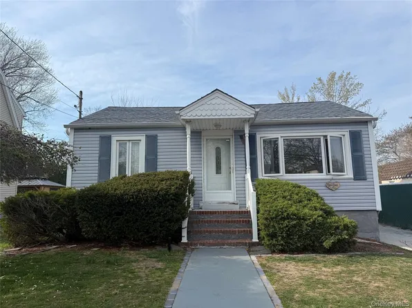 21 Independence Avenue, Babylon, NY 11702
