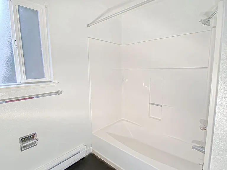 Spacious 2 Bedroom - Excellent Location! — Photo 11