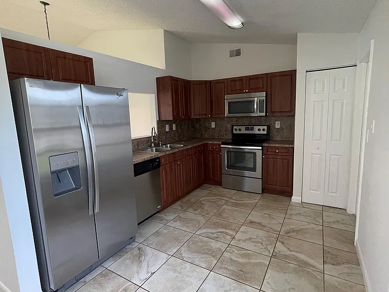 13761 Newport Mnr — Photo 3
