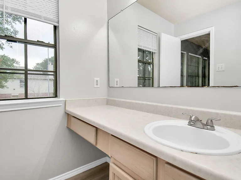 3919 Rolling Springs Ln — Photo 33