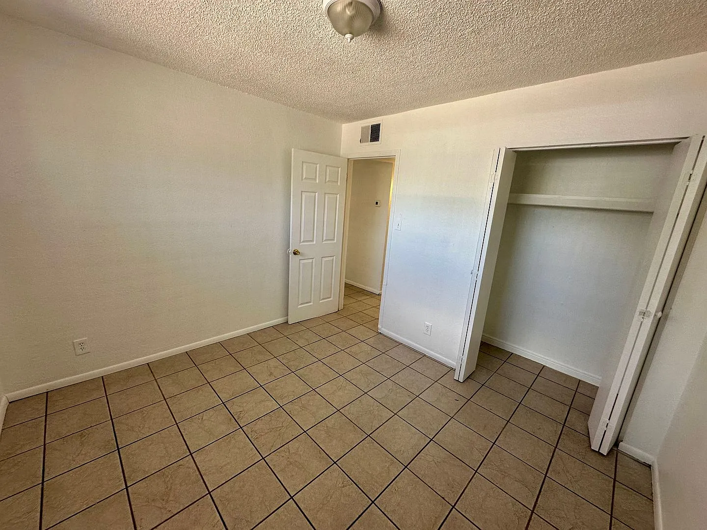 809 W 1st St — Photo 3