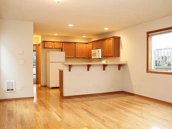5th image of 52 NE Sacramento St APT B