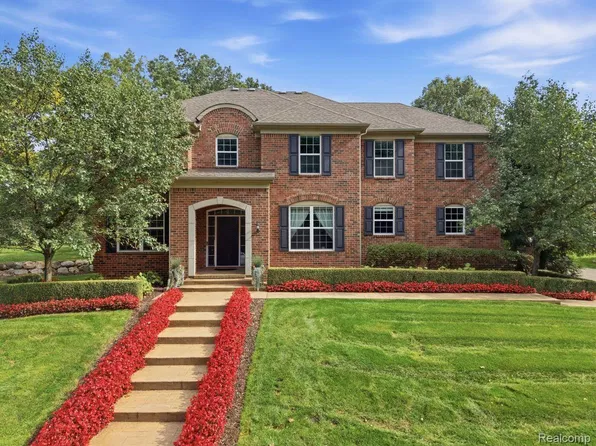 319 Greenan Ln, Orion, MI 48362