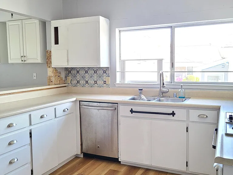 Open and airy, bright kitchen with lots of storage and eat-in bar. Stainless steel dishwasher included in rental for our use.