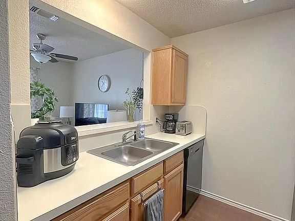 5th image of 1418 W Oak St APT 203