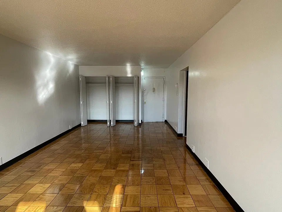 Living Room w/closets