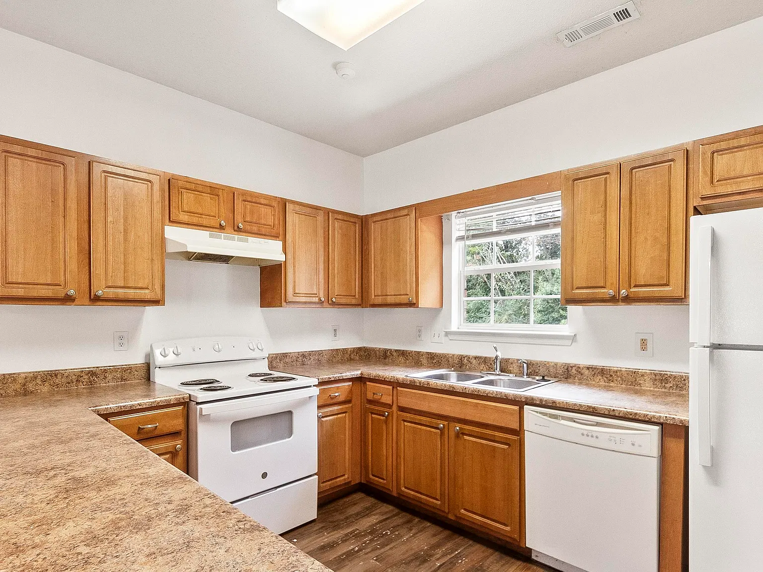 4 bed, 3.5 bath, 2046 sqft, $1,895 — Photo 3