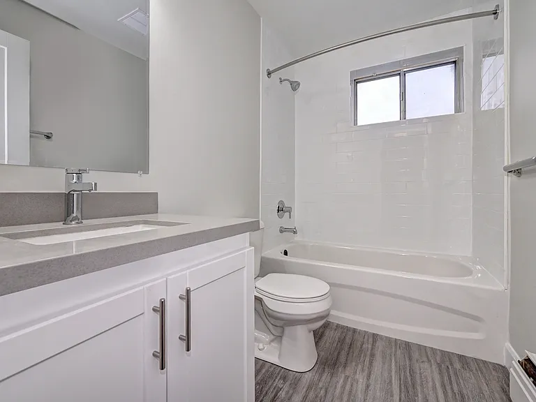 524 Woolwich St — Photo 18