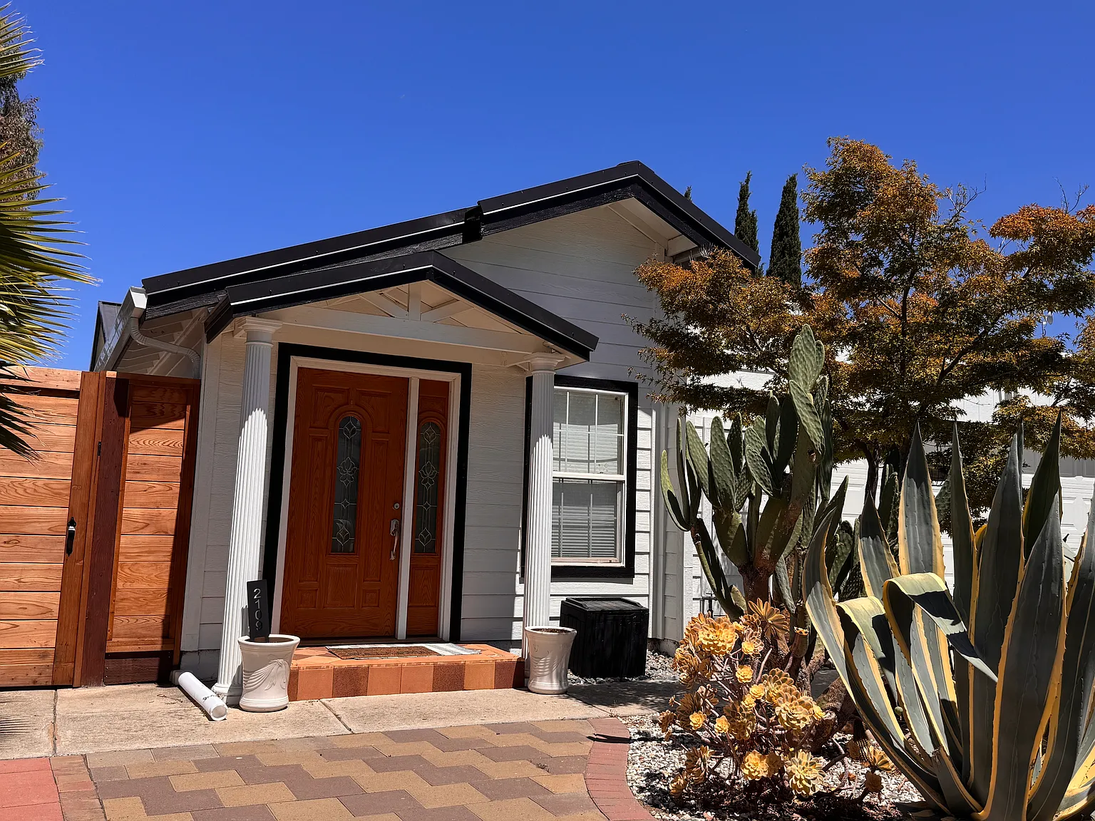4 bed, 1325 sqft, $5,200 — Photo 1